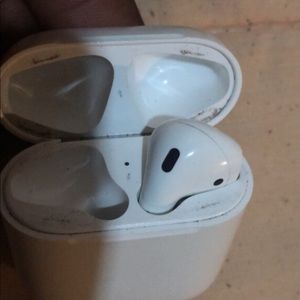 Right air pod with case